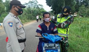 Operasi Yustisi Di Raman Utara, Personil Gabungan Bagikan Masker Gratis