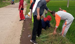 Lurah Bontokadatto Takalar Rela Berjemur Demi Tanam Ini