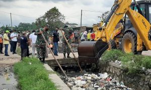 Koramil 2301/Cilegon Melaksanakan Pembersihan Sungai Pasar Kranggot