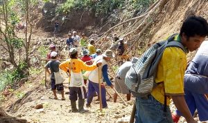 Menjaga Persatuan Masyarakat Dengan Antusias Melakukan Gotong Royong Desa Pasang