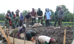 TNI Bersama Warga Kompak Bangun Gorong-gorong di Desa Sukorahayu