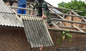 110 Kodim 0429/Lamtim Kembali Bedah Rumah Warga Kurang Mampu 