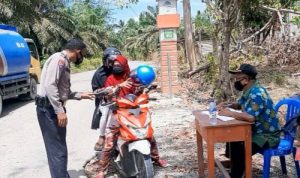 Babinsa Koramil 01/ Labuang Tikke Raya Bersama Bhabinkantibmas Serda Mukhsin Lakukan Pantauan PPKM
