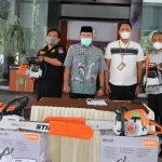 Takalar Terima Bantuan CSR 4 Unit Chainsaw dari Bank SulSelBar
