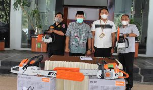 Takalar Terima Bantuan CSR 4 Unit Chainsaw dari Bank SulSelBar