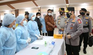 Kapolri Tinjau Vaksinasi Massal di Manado