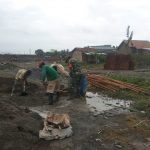 Koramil 2302/Bojonegara Karbak Buat Drainase dan Membangun Rumah Warga