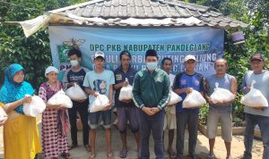 Ketua DPC PKB Pandeglang Berikan Bantuan Sembako pada Korban Angin Puting Beliung