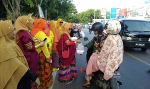 Berpenampilan Baju Bodo, Sanggar Senang Sehat Bunda Turatea Bagikan Takjil