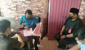 Penyidik Pidsus Kejari Pangkalpinang Serahkan 2 Terdakwa dan Barang Bukti pada Tim Penuntut Umum