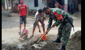 Anggota Koramil 2306/Mancak Giat Karbak Bersama Warga