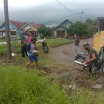 Babinsa Koramil 2304/Anyar Karbak Pembangunan Rumah dan Pembersihan Parit