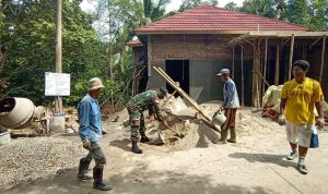 Babinsa Koramil 2305/Cinangka Giat Karbak Membantu Pembangunan Rumah Warga Kurang Mampu