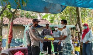 Polsek Ciwandan Polres Cilegon Polda Banten Beri Bantuan kepada Warganya