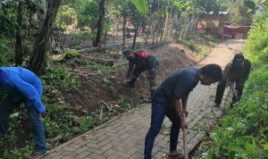Babinsa Koramil 2304/Anyar Karbak Pembersihan Mushola dan Pembersihan Jalan