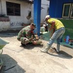 Babinsa Koramil 2303/Pulomerak Karbak Keruk Tanah Selokan