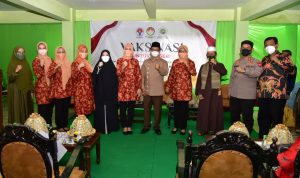 Naoemi Octarina Dampingi Nadiah Zainuddin Amali Hadiri Vaksinasi di Pesantren An-Nahdlah Makassar