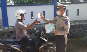Bagi-bagi Masker, Satlantas Polres Takalar Sosialisasikan Prokes dan Ops Patuh 2021