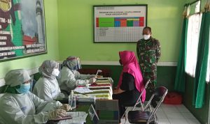 Danramil 2303/Pulomerak Bekerjasama Dengan Puskesmas Ciwandan Mengadakan vaksinasi
