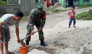 Babinsa Koramil 2306/Mancak Kegiatan Karbak Pembuatan Seftytank