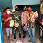 Pastikan Prokes, Bhabinkamtibmas Polsek Malingping Pantau Penyaluran BPNT di Desa Sumberwaras