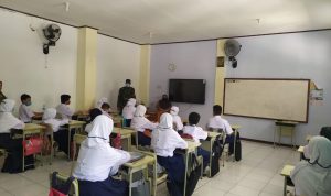 Anggota Koramil 2301/Cilegon Bintahwil Memberikan Pengetahuan Wesbang