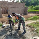Babinsa Koramil 2302/Bojonegara Giat Karbak Membantu Pembuatan Rumah Warga