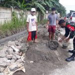 Babinsa Koramil 2302/Bojonegara Giat Karbak Pembuatan Drainase