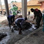 Babinsa Koramil 2302/Bojonegara Bantu Pengecoran Rumah Warga
