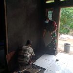 Babinsa Koramil 2306/Mancak Giat Karbak Renovasi Rumah Warga