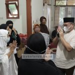 Gubernur Bertakziah dan Salatkan Jenazah Ibunda Dirjen Minerba