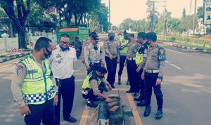 Sat Lantas Polres Gandeng Dinas Perhubungan pasang Jenis Rambu Lalin Depan Kantor Polres Takalar