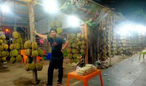 Fadli Lapak Durian Metro Wawai Siap Layani Penggemar Buah Durian dari Segala Penjuru