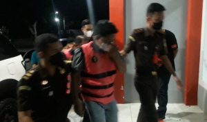 Berpakaian Baju Rompi Orenge, Keempat Tersangka Dugaan Korupsi Proyek Pembangunan Rumah KAT Digelandang Kerutan Jeneponto