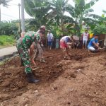Anggota Koramil 2301/Cilegon Giat Karbak Perataan Tanah
