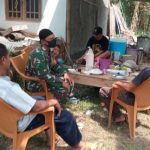 Babinsa Koramil 2303/Pulomerak Giat Komsos Program Percepatan Vaksinasi