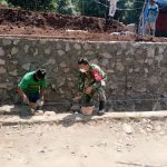 Babinsa Koramil 2306/Mancak Giat Karbak Pembangunan Tanggul Penahan Tanah