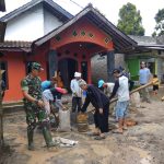 Babinsa Koramil 2302/Bojonegara Giat Karbak Pemasangan Pondasi Rumah