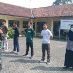 Anggota Koramil 2307/Ciwandan Bintahwil Mengajarkan Pasukan Baris-Berbaris