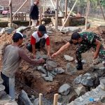Babinsa Koramil 2303/Pulomerak Karbak Pembuatan Lapangan Volly