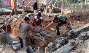 Babinsa Koramil 2303/Pulomerak Karbak Pembuatan Lapangan Volly