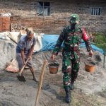Babinsa Koramil 2306/Mancak Giat Karbak Pembuatan Sanitasi Umum Warga
