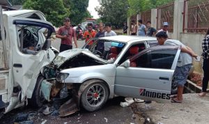 DIduga Hindari Sepeda Motor, Dua Kendaraan Adu Kambing di Jalan Raya Jebu