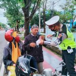 Imbau Masyarakat Taat Prokes, Sat Lantas Polres Takalar Berbagi Masker 