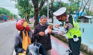 Imbau Masyarakat Taat Prokes, Sat Lantas Polres Takalar Berbagi Masker 