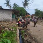 Anggota Koramil 2301/Cilegon Giat Karbak Perataan Jalan