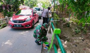 Anggota Koramil 2301/Cilegon Giat Karbak Perataan Tanah