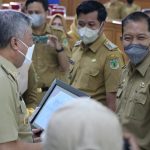 Bupati Pinrang Apresiasi Serahkan Penghargaan Bagi Kecamatan Pencapaian PBB Tertinggi