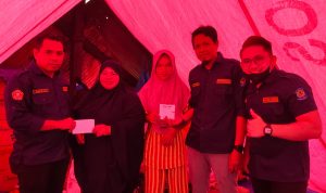KT Manjangloe Serahkan Bantuan ke Korban Kebakaran di Pammanjengan Jeneponto