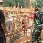 Babinsa Koramil 2306/Mancak Giat Karbak Pemasangan Paving Blok